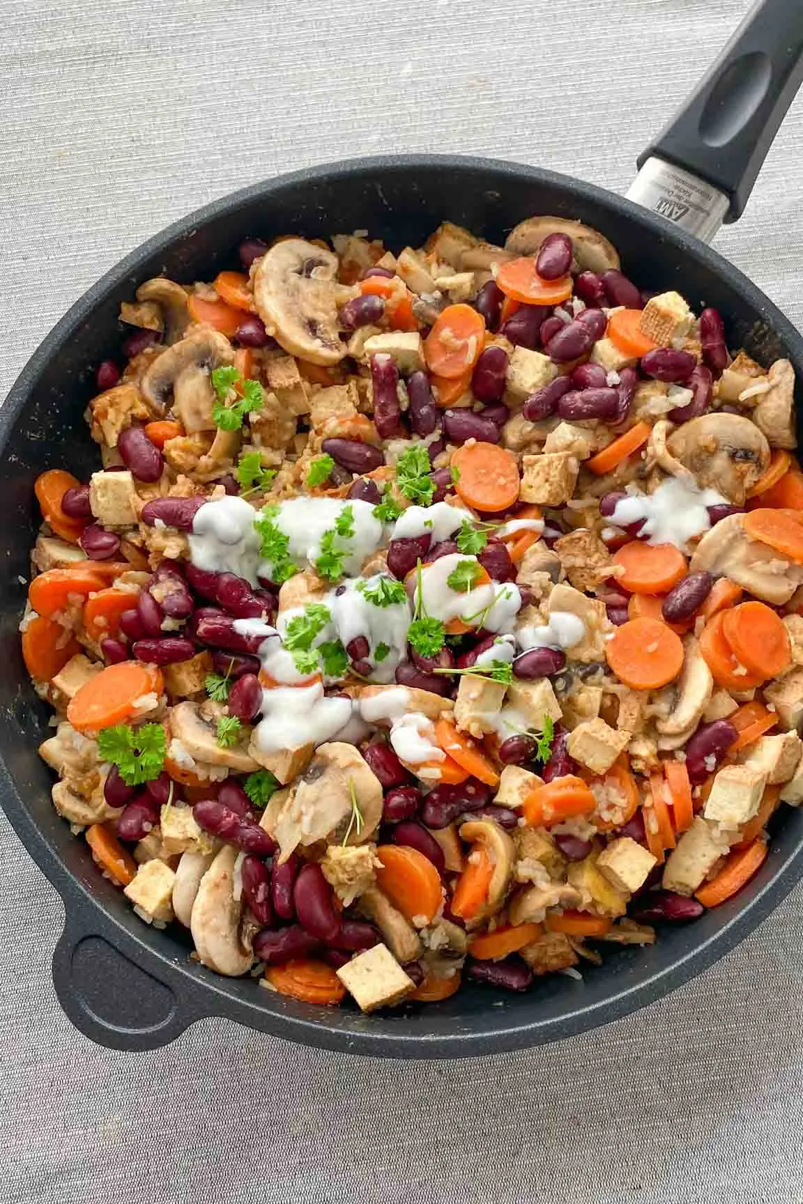 Schnelle Gemüsepfanne mit Tofu, Reis und einer leckeren Soße