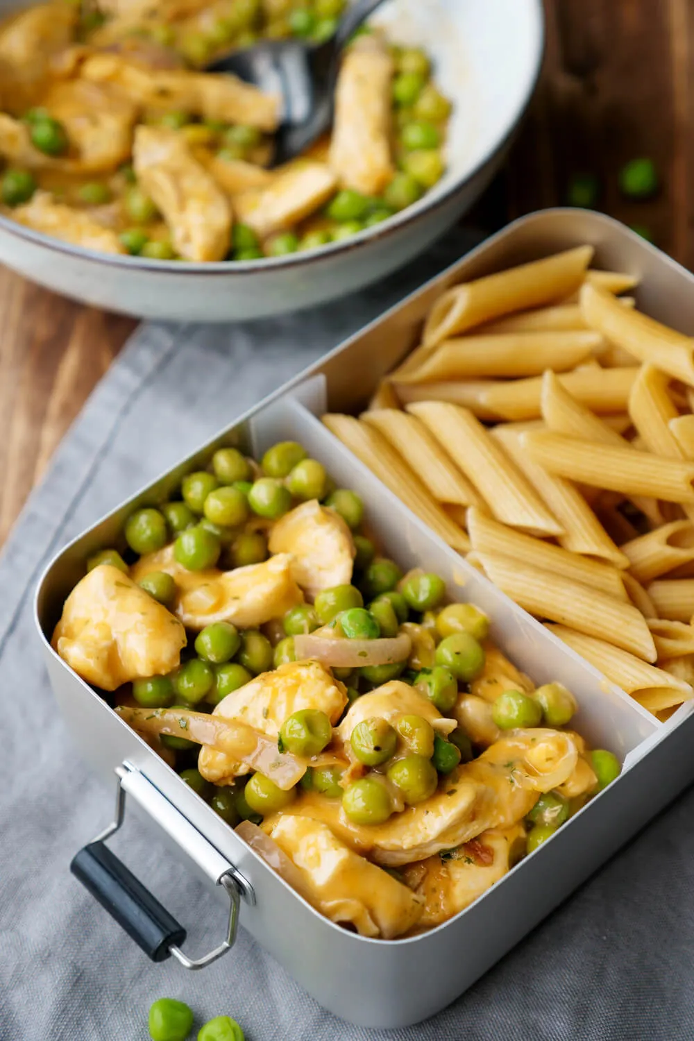 Schnelle Hähnchenpfanne mit cremiger Senf-Sahne-Sauce und Erbsen, hervorragend als einfaches Gericht zum Vorkochen.