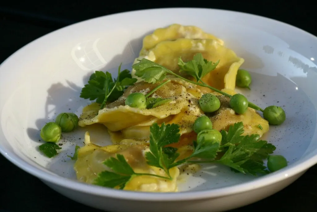Schnelle Tortelloni mit Erbsen, Möhren und cremigem Ziegenfrischkäse, ein unkompliziertes Pasta-Gericht für die Campingküche.