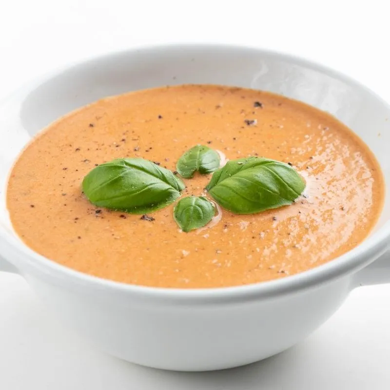Schnelle und cremige Low Carb Tomatensuppe in einer Schüssel