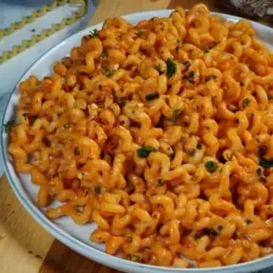 Schnelle und cremige Pasta mit Crème fraîche auf einem Teller, bestreut mit frischer Petersilie – perfekt für ein schnelles Familienessen mit wenigen Zutaten.