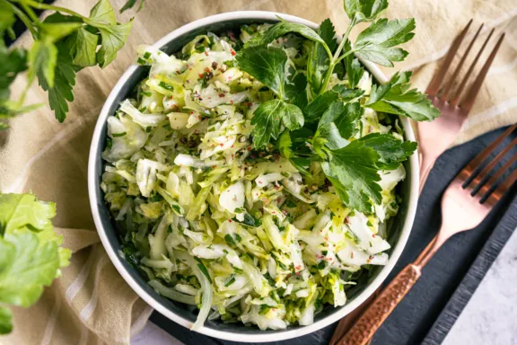 Schneller Spitzkohlsalat, einfach zubereitet