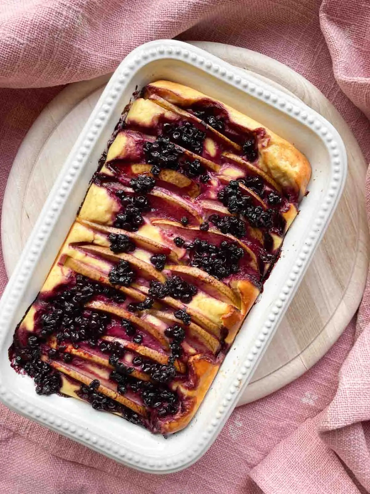 Schneller Topfenauflauf mit Birnenscheiben und Holunderbeerröster