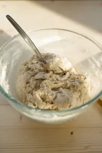 Schnelles Brot mit Trockenhefe backen Teig 1 Stunde Gehen Lassen 200x300