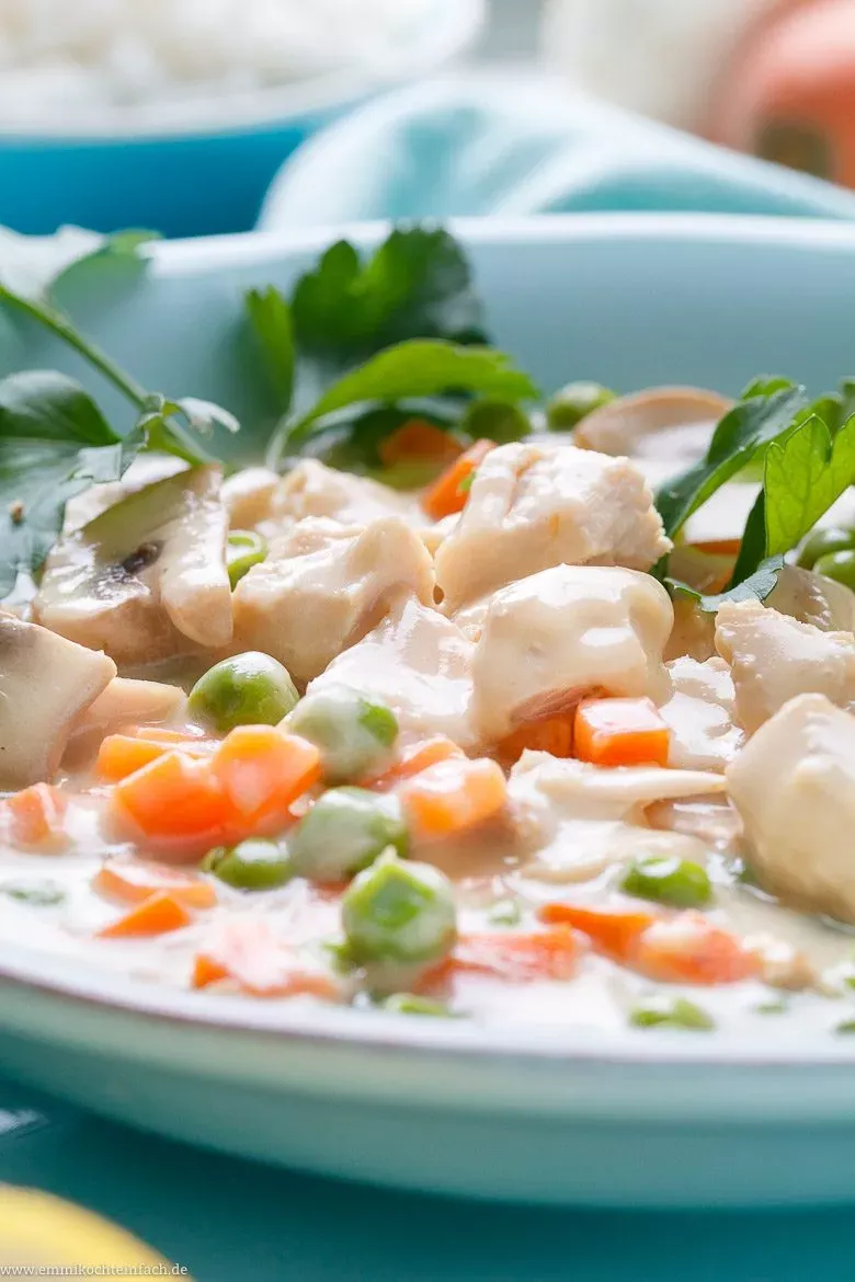 Schnelles Hühnerfrikassee mit frischem Gemüse und zartem Hähnchen