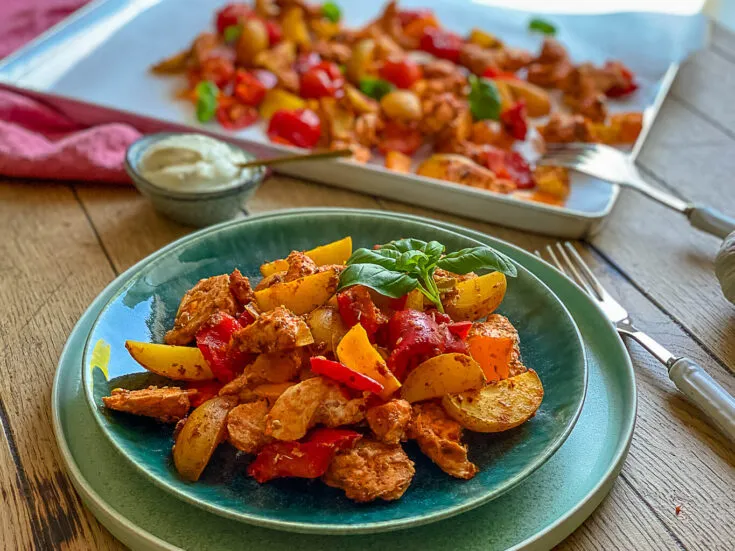 Schnelles Ofengemüse mit Pesto Hähnchen – eine gesunde Option für das Mittagessen