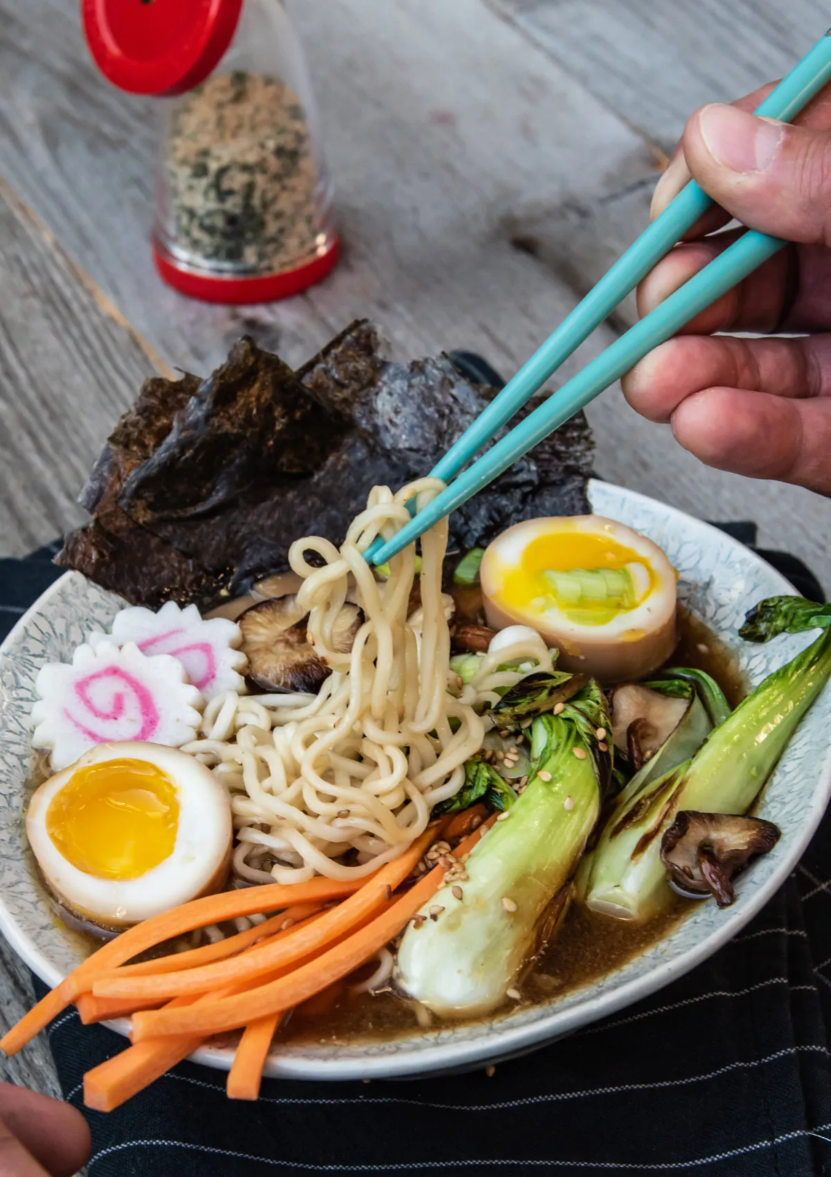 Schnelles Ramen Suppe Rezept in einer Schale, fertig zum Servieren, mit Ei und Frühlingszwiebeln