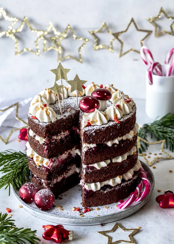 Schnelles Rezept für Weihnachten Spekulatius Schoko Kirsch Torte mit Zimtcreme backen #Weihnachten #christmas #cake #torte #kirschen #lecker Emma´s Lieblingsstücke
