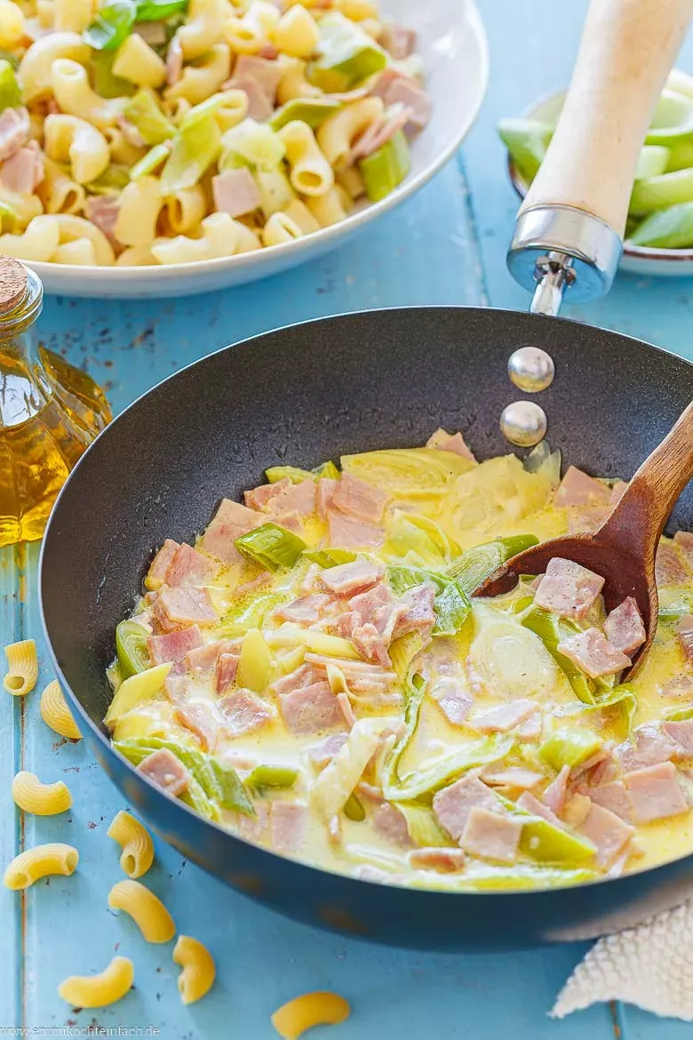 Schnelles und einfaches Rezept für Nudeln mit Sahnesoße, ideal für den deutschen Familienalltag.