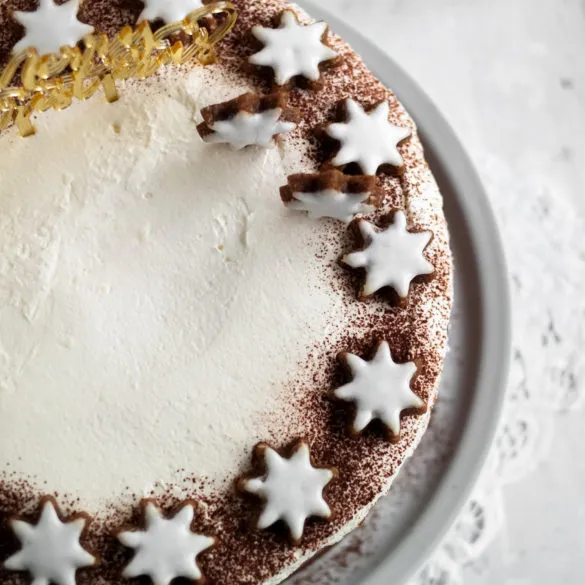 Schnitt der Glühwein Kirsch Torte mit deutlich sichtbaren Schichten aus Rührteig, Kirschfüllung und Sahnecreme.