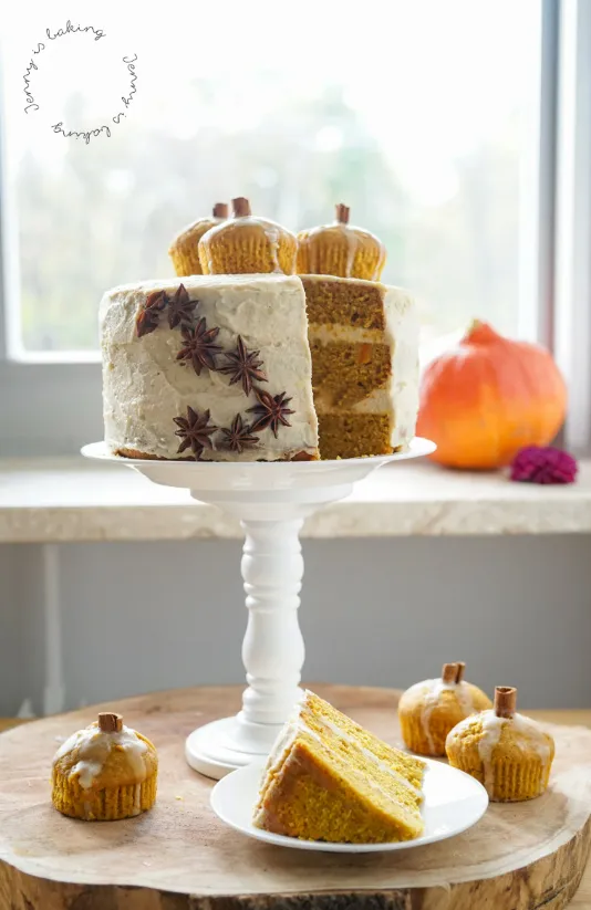 Schnittansicht einer Kürbistorte mit Frischkäse-Füllung