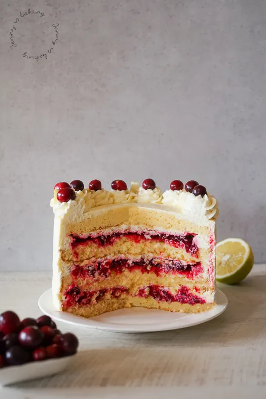 Schnittansicht einer mehrschichtigen Geburtstagstorte für den 40. Geburtstag eines Mannes, die die zitronigen Biskuitböden, Cranberry-Füllung und Mascarpone-Sahnecreme zeigt.