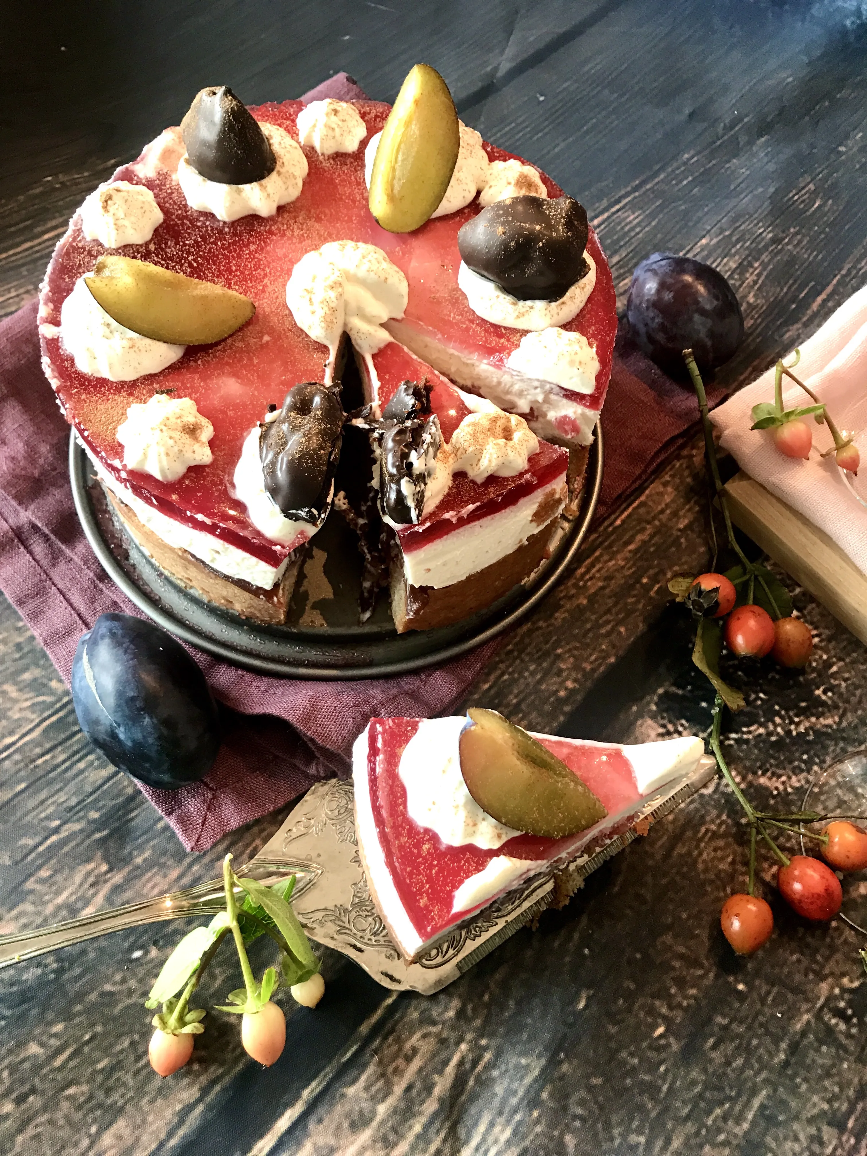 Schnittansicht einer Rotwein Sahne Torte mit Zwetschgen und Gelee