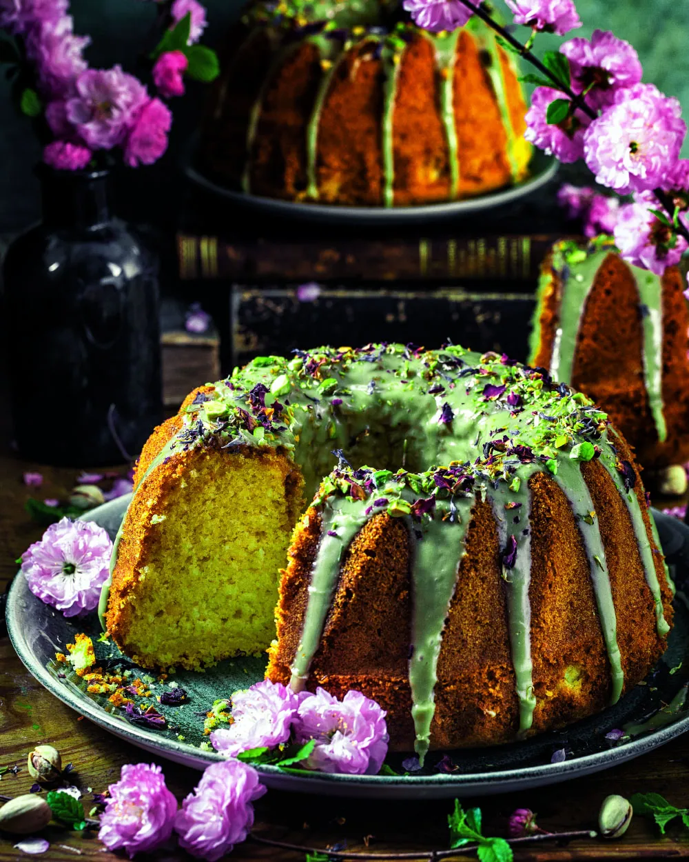 Schnittansicht eines Marzipan Geburtstagskuchens, der seine saftige Textur offenbart