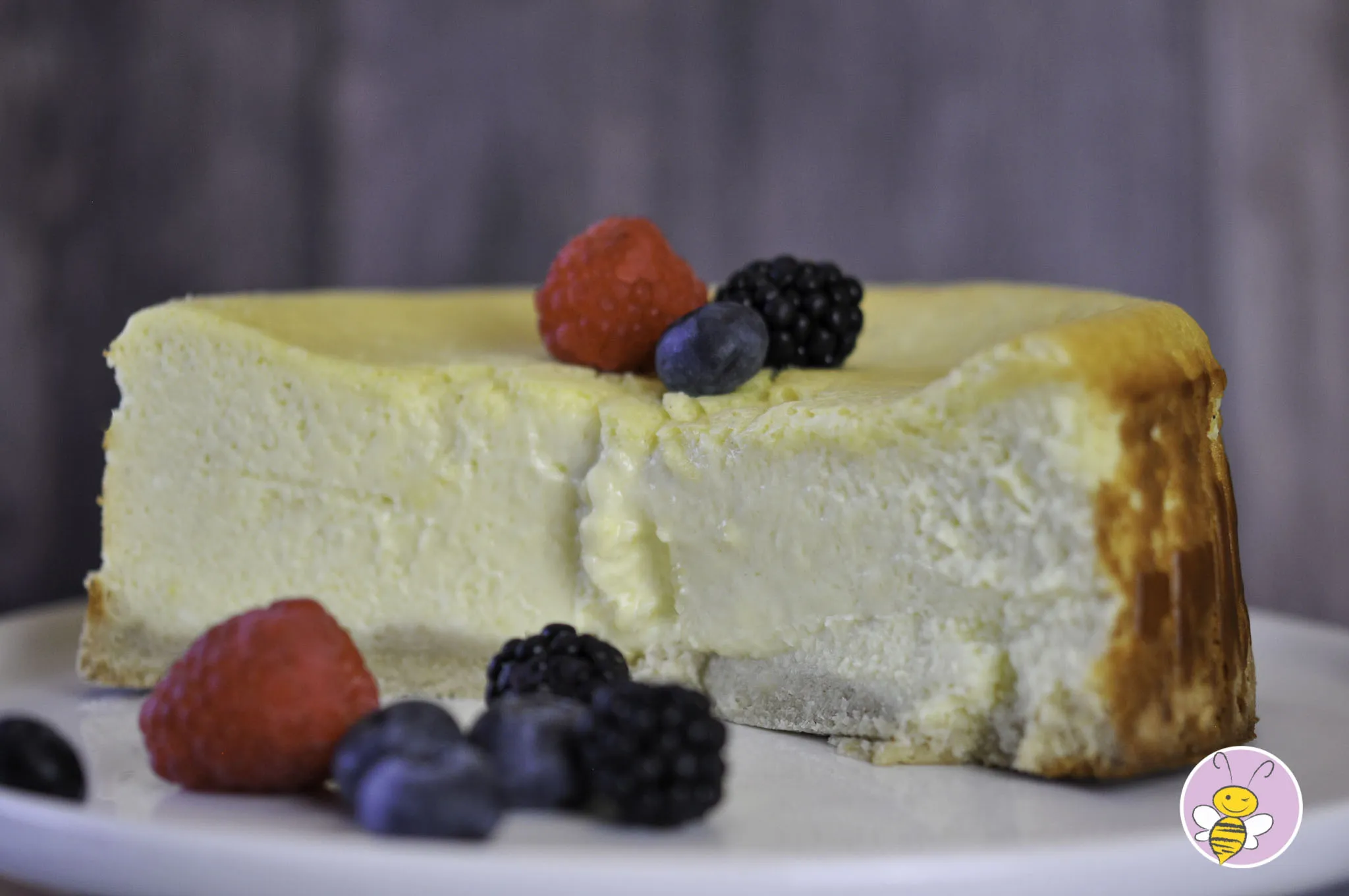 Schnittbild eines cremigen Keto Käsekuchens mit perfekter Textur