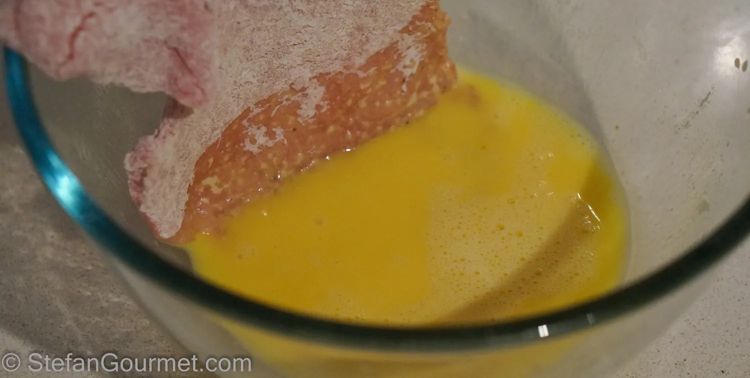 Schnitzel in Ei tauchen