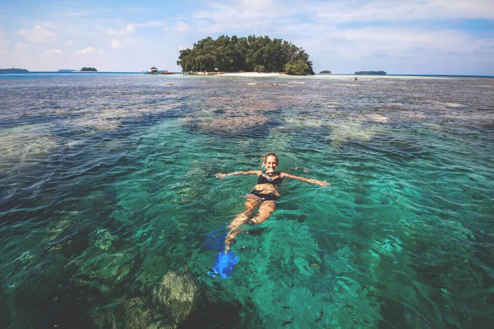Schnorchelausflug mit Boot bei den Thousand Islands, Indonesien, bestens geeignet im Juni.