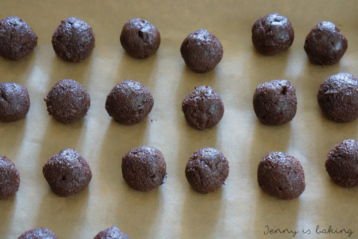 Schoko Cookie Teigkugeln, vorbereitet für die Karamellfüllung