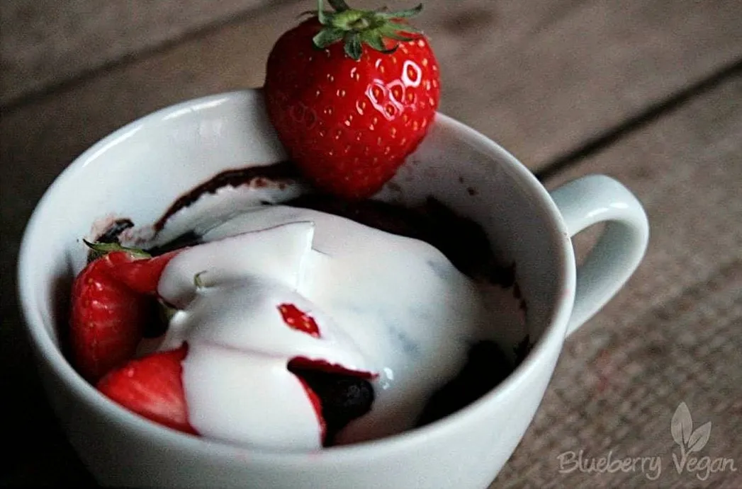 Schoko-Tassenkuchen mit Erdbeeren