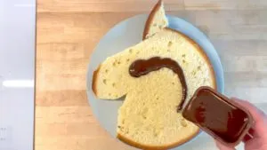 Schokoglasur auftragen - auf dem kompletten Kuchen - Mamaskind.de