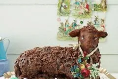 Schokoladen-Osterlamm mit getrockneten Kirschen, ein süßer Genuss