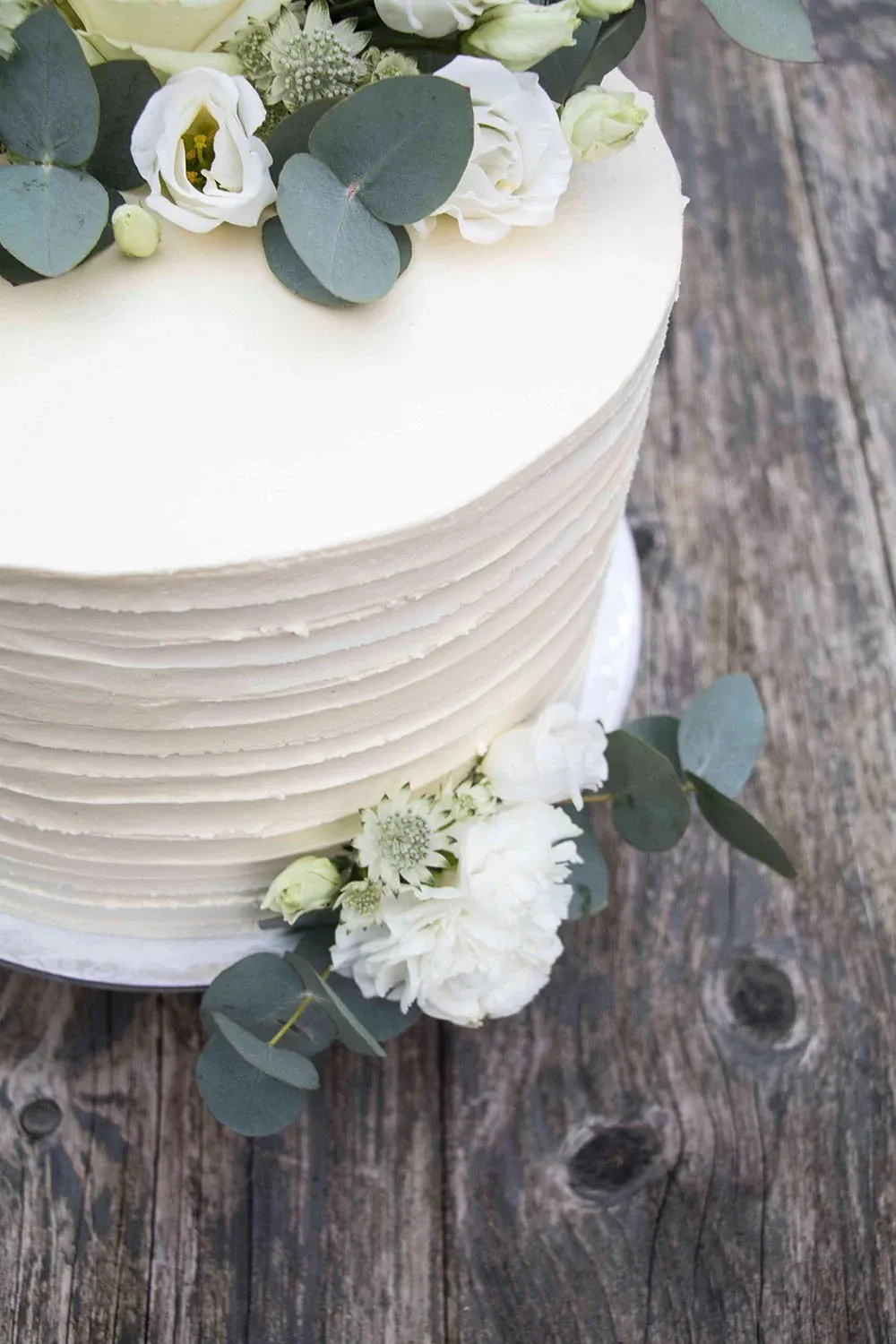 Schokoladige Kinder Bueno Stücke in der cremigen Hochzeitstortenfüllung