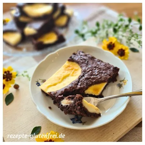 Schokoladige Zucchini-Cheesecake-Brownies auf einem Backblech