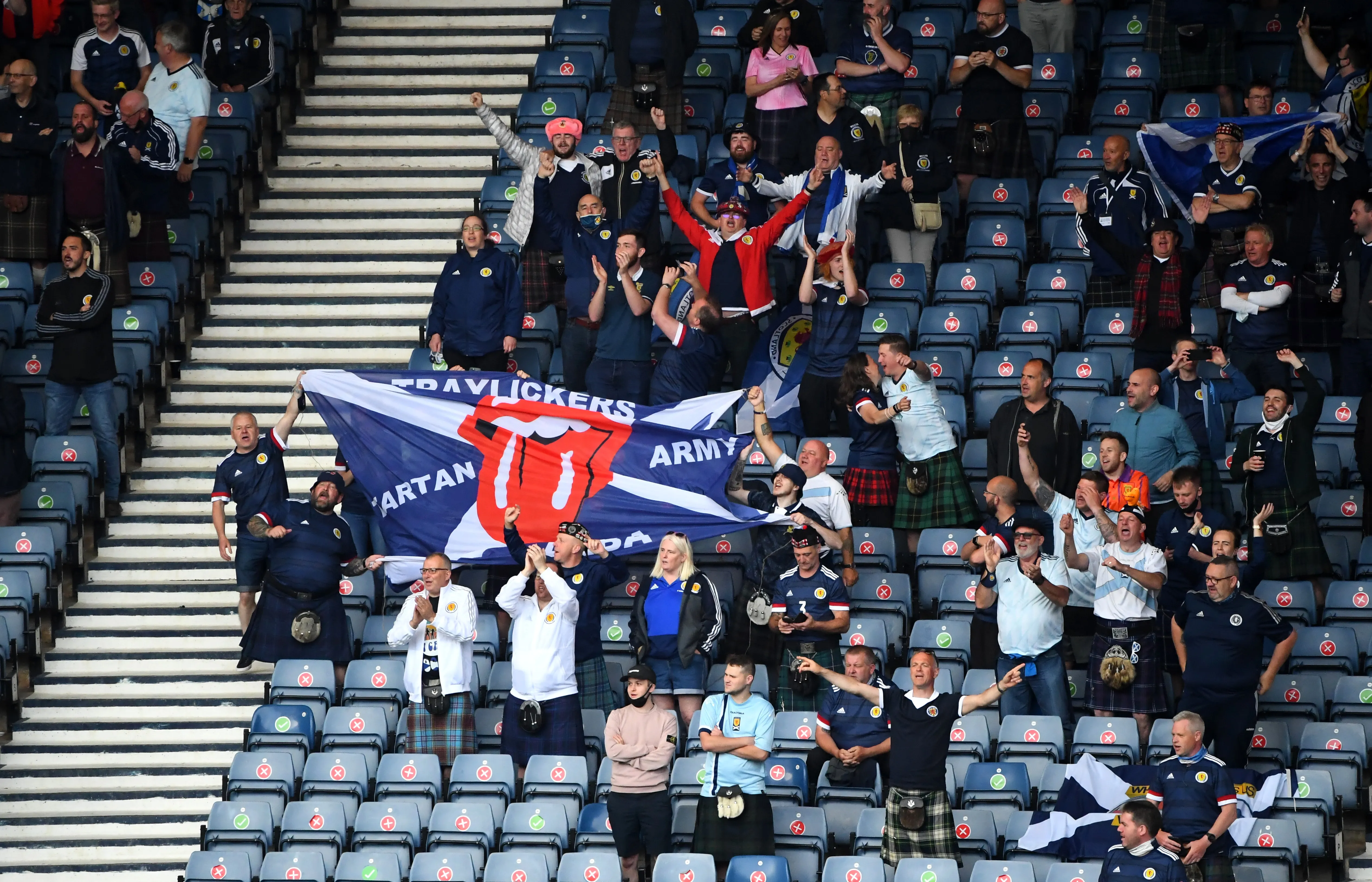 Schottische Fans auf der Tribüne vor dem Spiel zwischen Schottland und Kroatien im Hampden Park