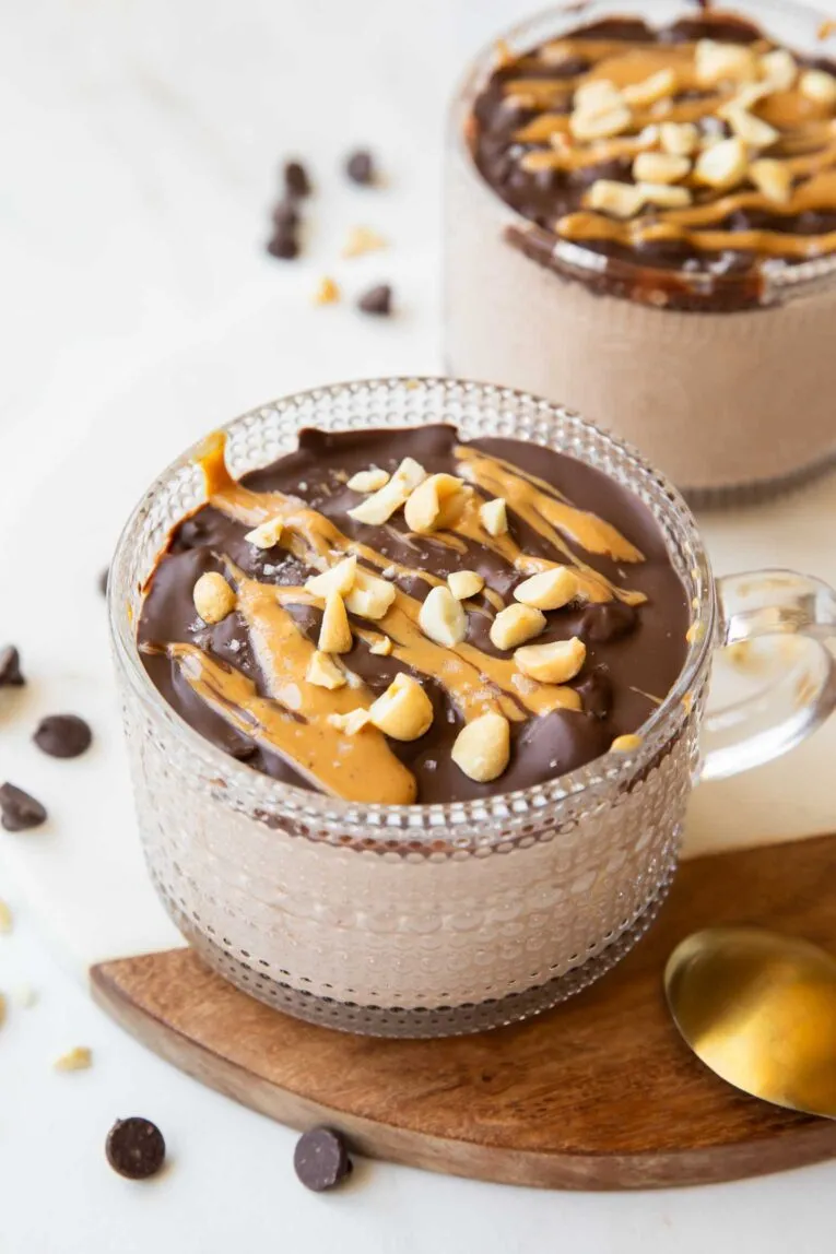 Schräg aufgenommenes Foto des Rezepts Snickers Overnight Oats.