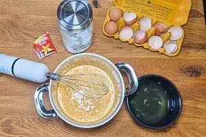 Schritt 1: Eigelb und Zucker in einem Topf schaumig rühren
