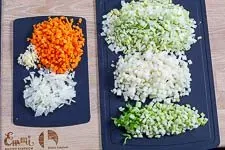 Schritt 1: Gemüse vorbereiten und würfeln