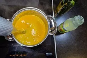 Schritt 2: Eierlikörmasse über dem Wasserbad mit Sahne und Cognac verrühren