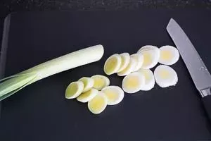 Schritt 2: Lauch waschen und in Scheiben schneiden.