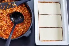Schritt 5: Erste Schicht Lasagneplatten und Sauce