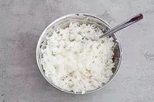 Schritt-für-Schritt-Anleitung: Gekochter Reis in einer Schüssel bereit für die Zubereitung des asiatischen Reisgerichts