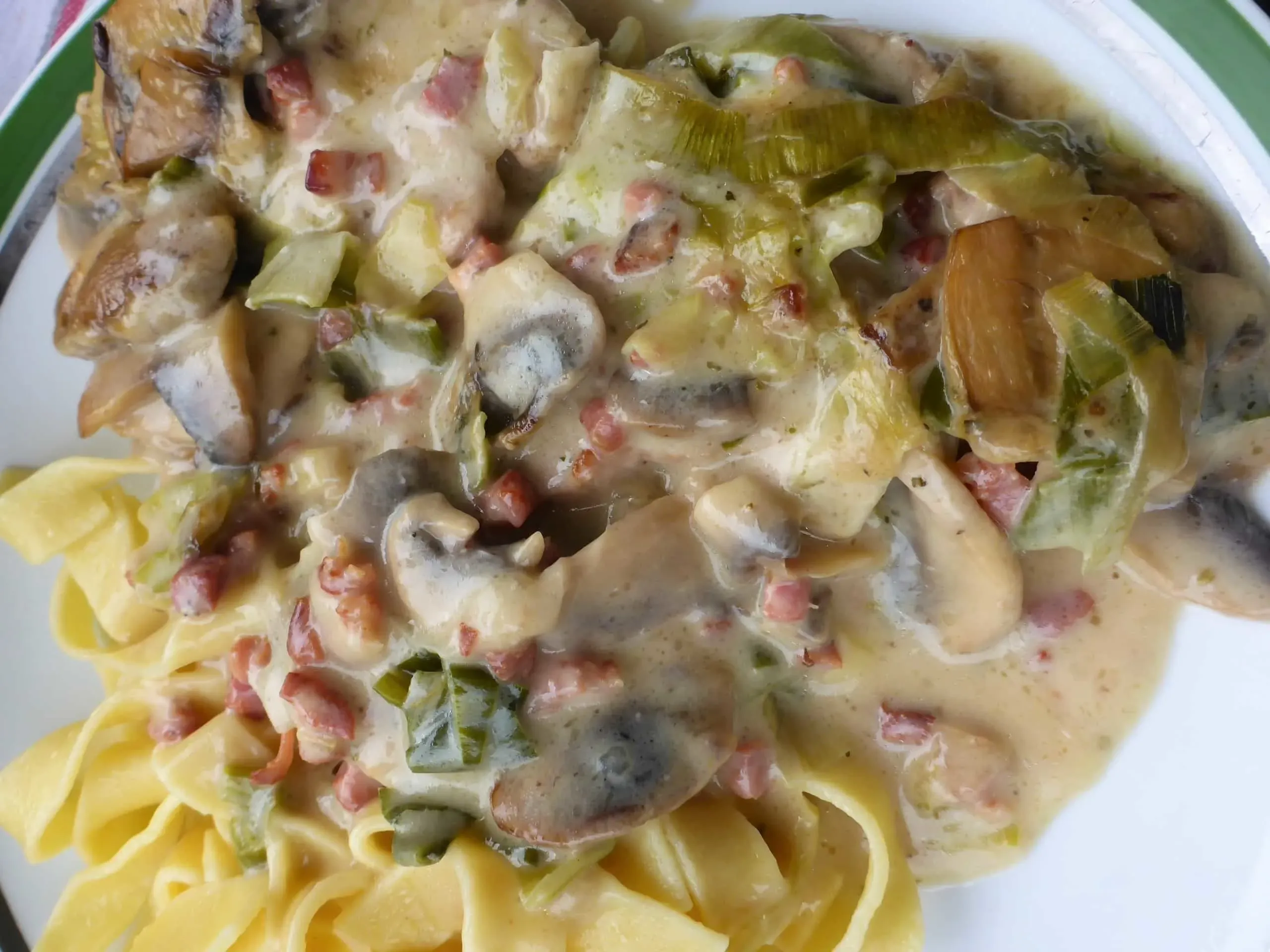 Schritt-für-Schritt-Zubereitung der Schnitzelpfanne mit angebratenem Schweinefilet in Auflaufform