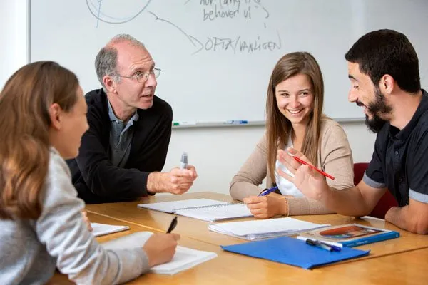 Schüler arbeiten in Teams während einer Unterrichtsdiskussion, ein Kennzeichen des schwedischen Schulsystems