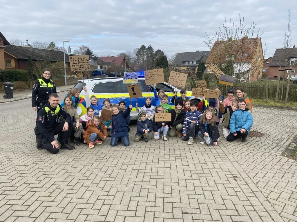 Schüler der Ovakara Grundschule bei einer Umweltdemonstration während der Projektwoche Nachhaltigkeit.