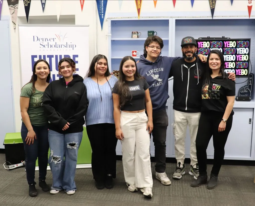 Schüler des DSF Future Centers an der Lincoln High School mit dem YEBO-Team bei einem zweisprachigen Storytelling-Workshop