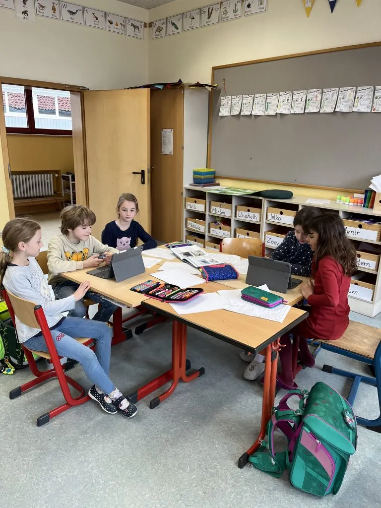 Schüler gestalten Transparente für eine Demonstration gegen Meeresverschmutzung im Rahmen der Nachhaltigkeits-Projektwoche.