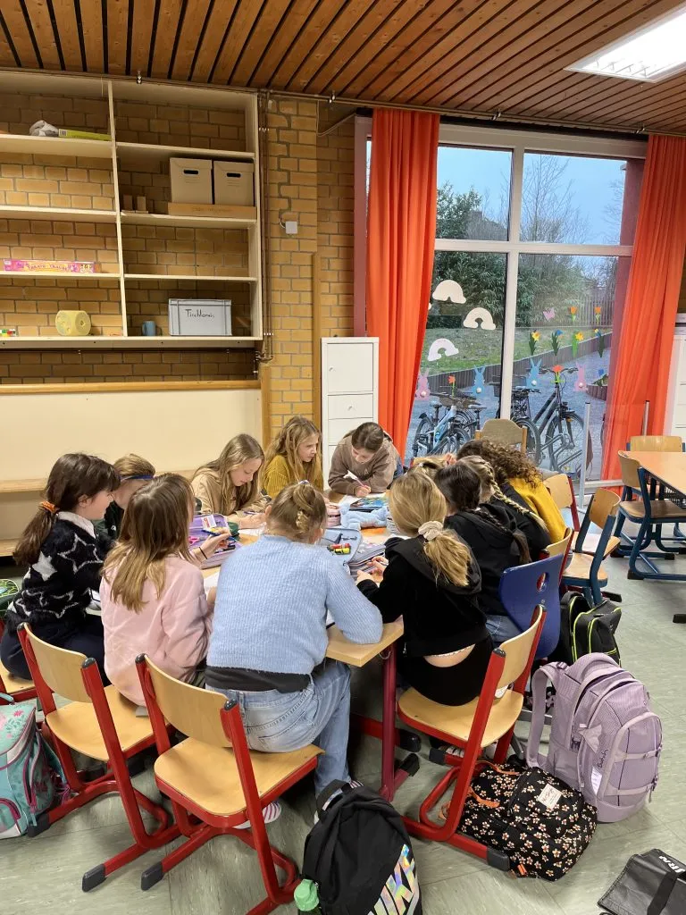 Schüler proben ein selbstgeschriebenes Theaterstück zum Thema Nachhaltigkeit und Umweltschutz.