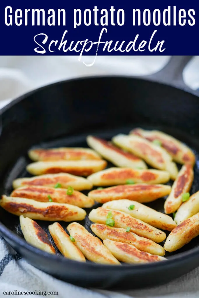 Schupfnudeln, deutsche Kartoffelnudeln, sind Gnocchi ähnlich und haben eine leichte Textur im Inneren, die in Butter knusprig gebraten wird. Wohltuend, vielseitig & köstlich.