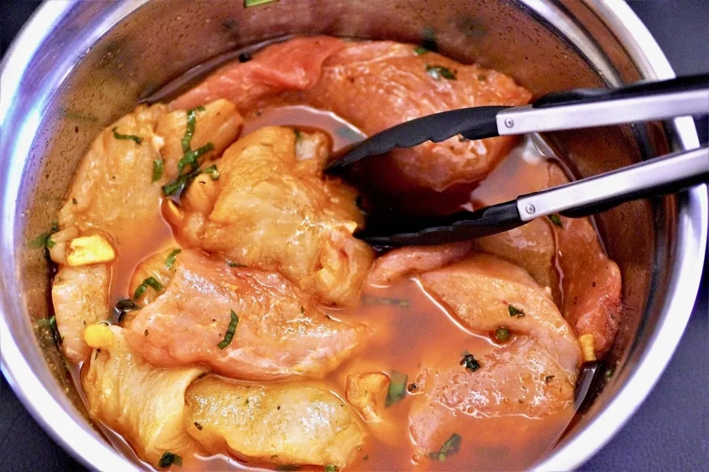 Schüssel mit mariniertem Fleisch für gesunde Rezepte mit Apfelessig