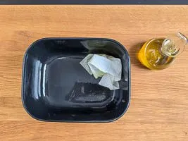 Schüssel mit Olivenöl einreiben