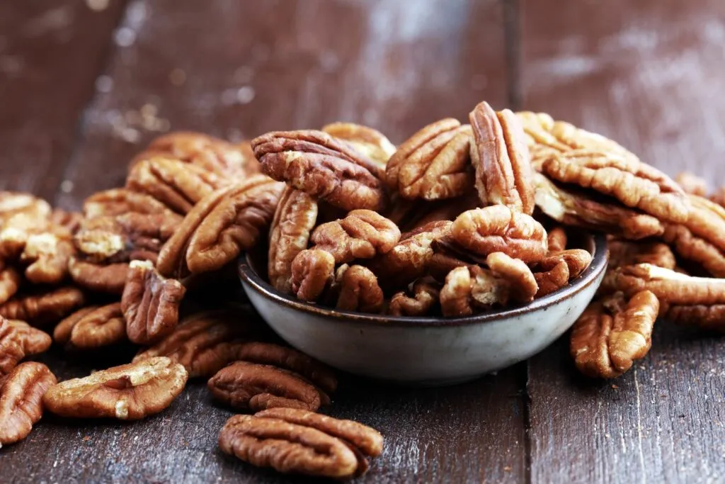 Schüssel mit Pekanüssen