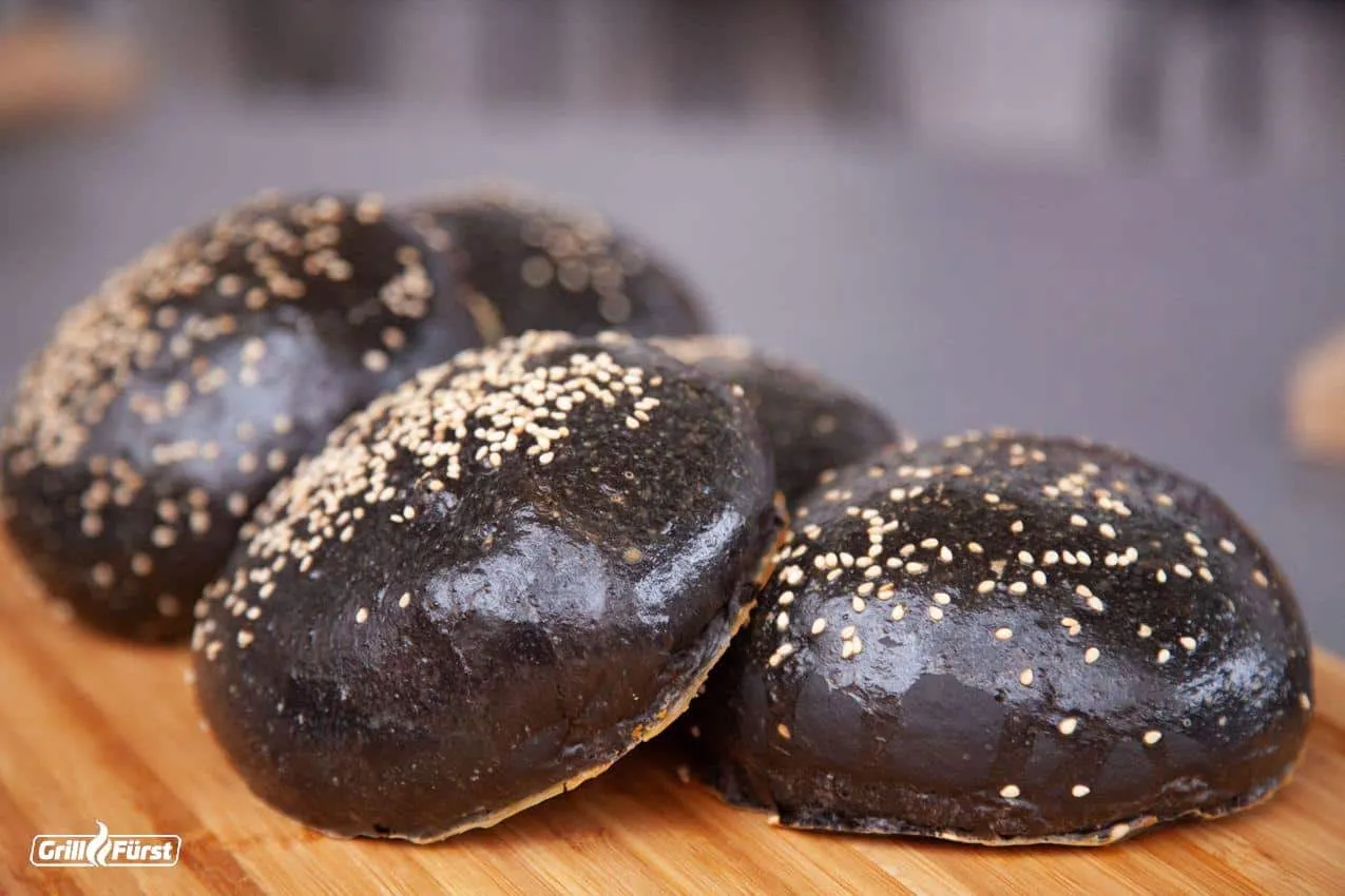 Schwarze Burger Buns mit Sepia Farbe