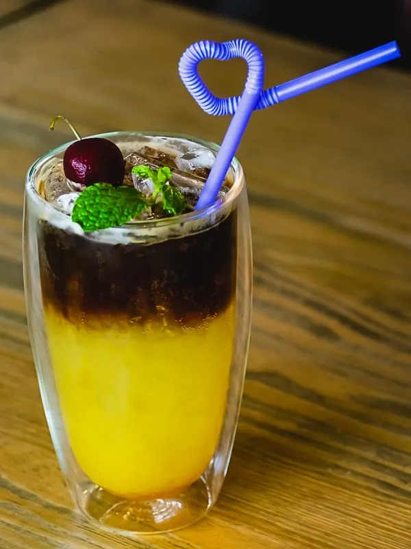 Schwarzer Vodka gibt dem Black Vodoo Cocktail seinen Namen.