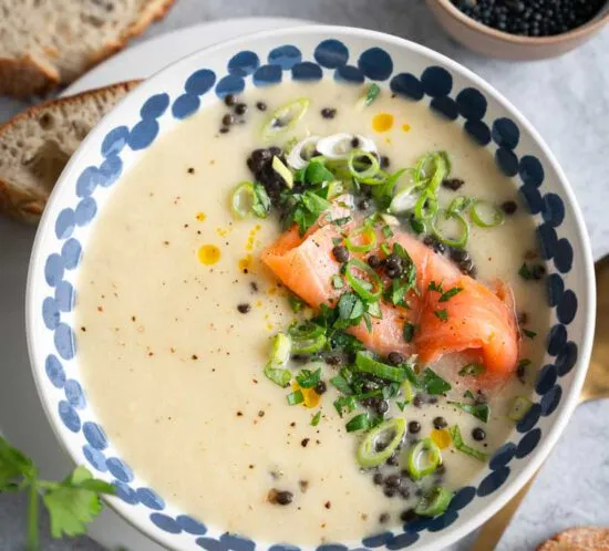 Schwarzwurzelsuppe mit Belugalinsen und Lachs