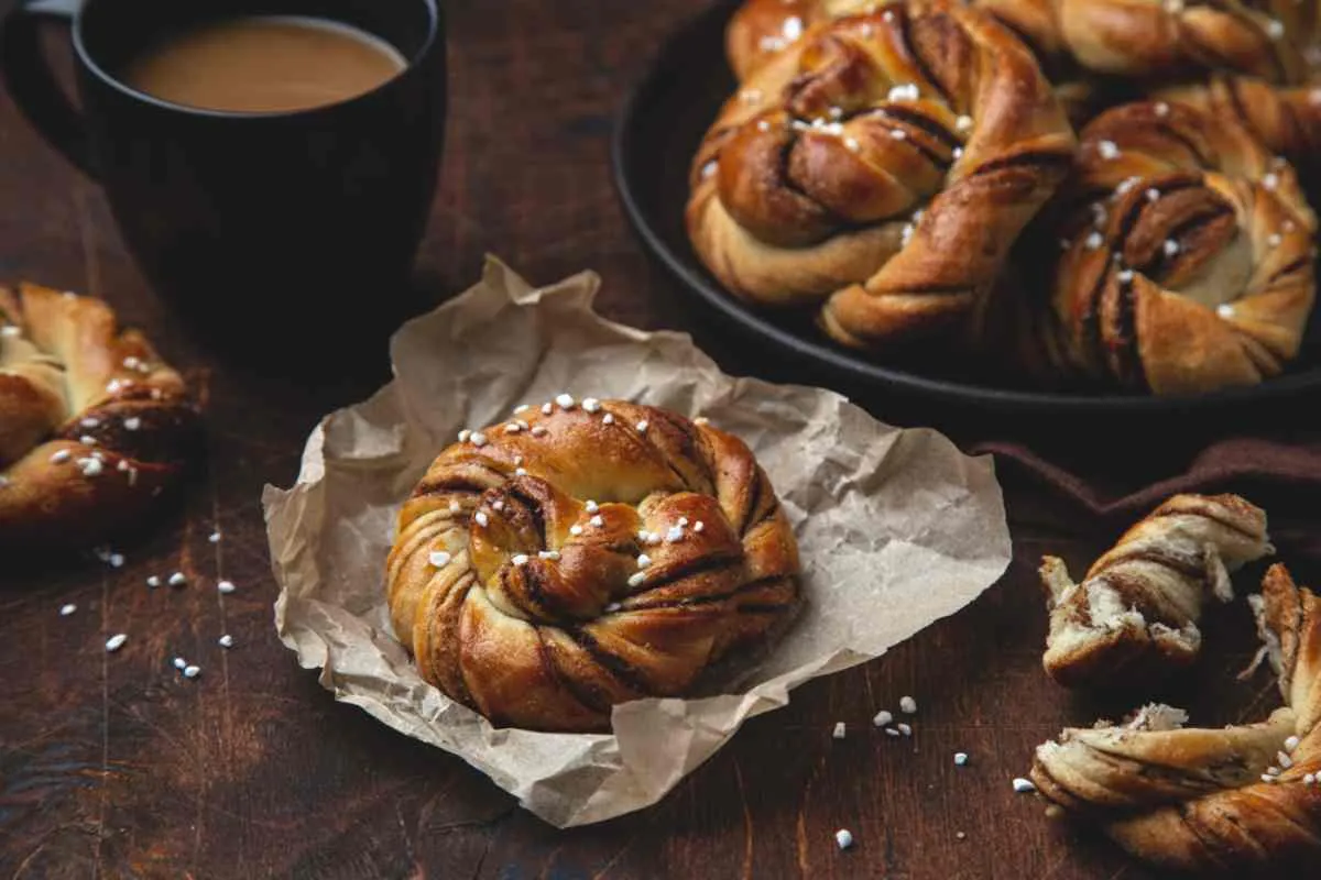 Schwedische Zimtschnecken (Kanelbullar) mit Hagelzucker