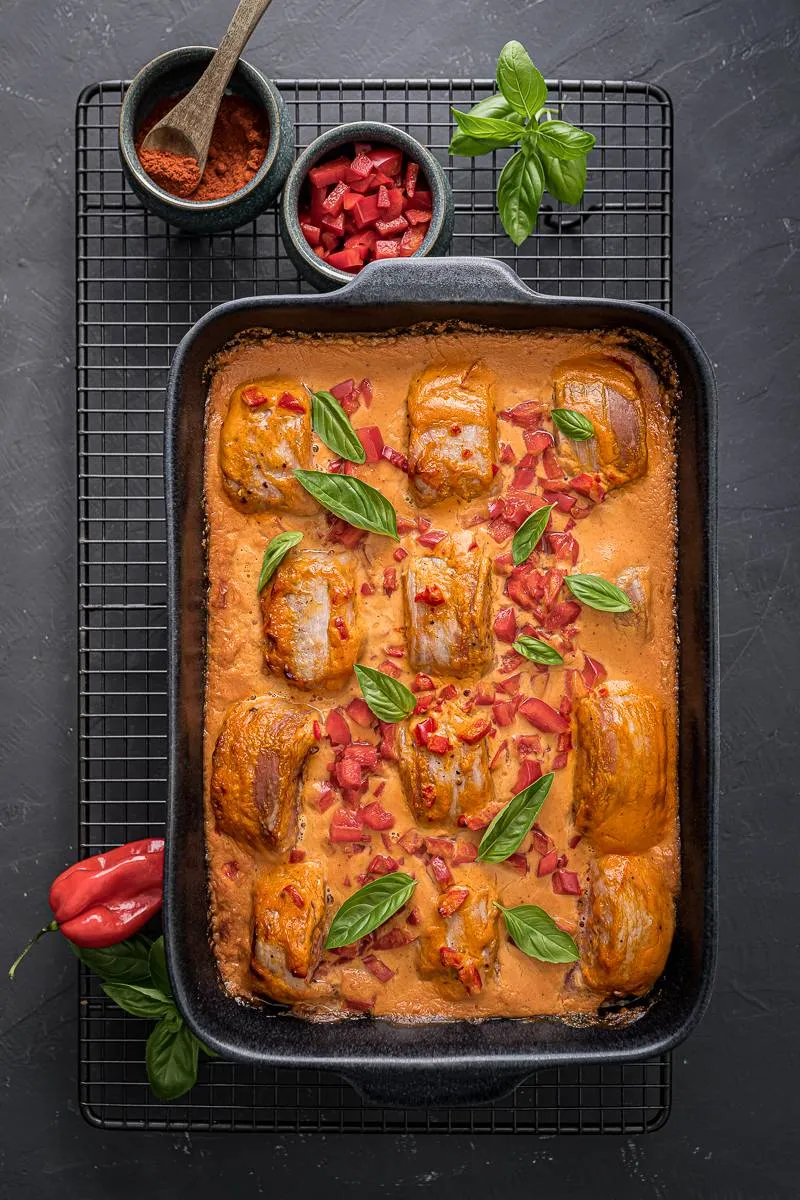 Schweinemedaillons im Speckmantel mit Paprika-Gin-Rahmsauce, elegant für ein Fest